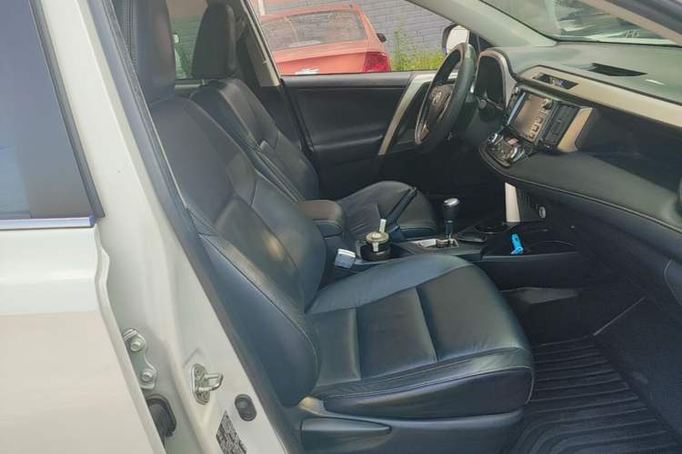 Used Toyota RAV4 2015 2.5L Automatic 4x4 Elite Edition Right Front Seat