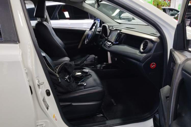 Used Toyota RAV4 2015 2.0L CVT Two-Wheel Drive Fashion Edition Right Front Seat