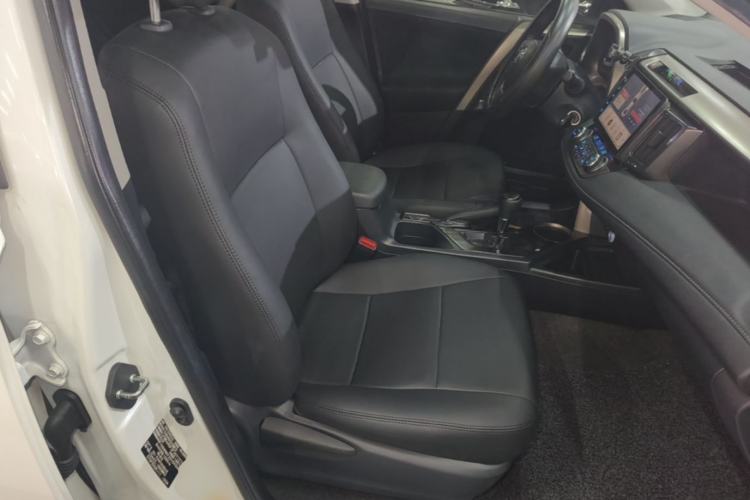 Used Toyota RAV4 2015 2.0L CVT Two-Wheel Drive Fashion Edition Right Front Seat