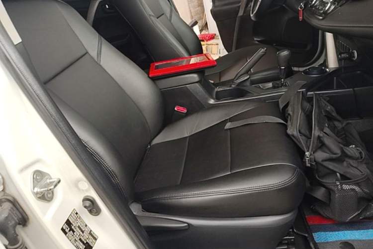 Used Toyota RAV4 2015 2.0L CVT Two-Wheel Drive Fashion Edition Right Front Seat