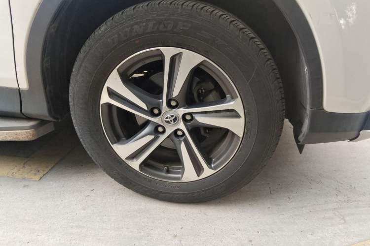 Used Toyota RAV4 2015 2.0L CVT Two-Wheel Drive Fashion Edition Right Front Wheel Hub
