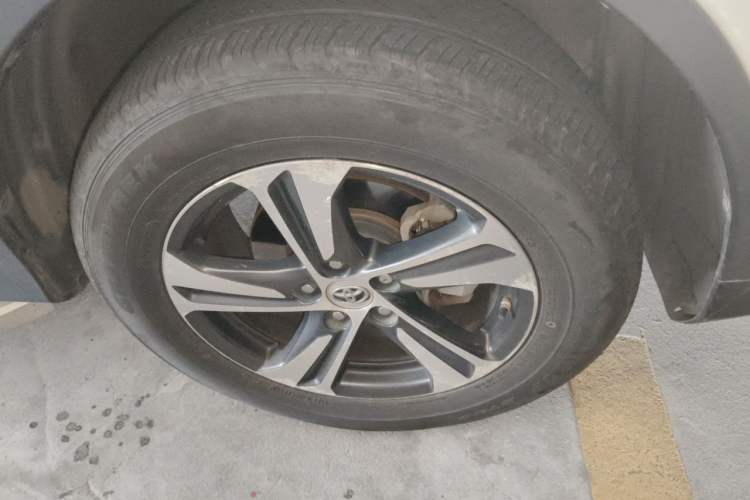 Used Toyota RAV4 2015 2.0L CVT Two-Wheel Drive Fashion Edition Right Front Wheel Hub