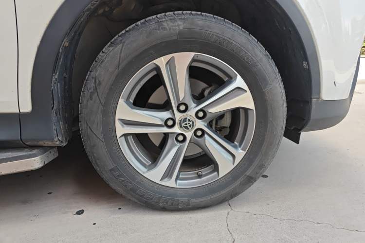 Used Toyota RAV4 2015 2.0L CVT Four-Wheel Drive New Edition Right Front Wheel Hub