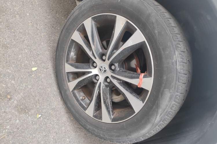 Used Toyota RAV4 2015 2.5L Automatic 4x4 Elite Edition Right Front Wheel Hub