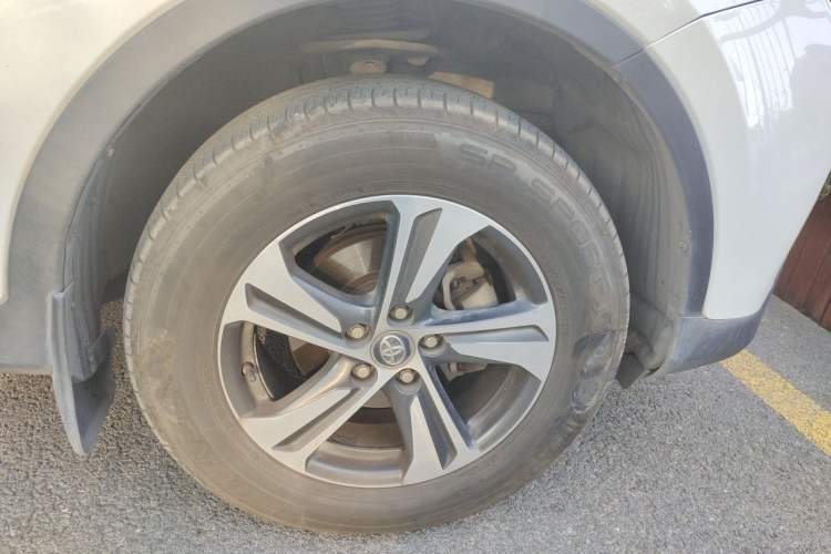 Used Toyota RAV4 2015 2.0L CVT Two-Wheel Drive Fashion Edition Right Front Wheel Hub