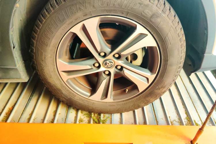 Used Toyota RAV4 2015 2.0L CVT Two-Wheel Drive Fashion Edition Right Front Wheel Hub