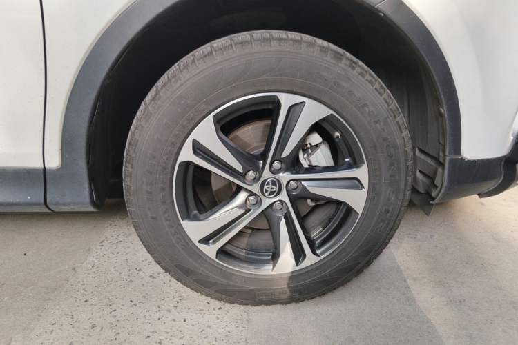Used Toyota RAV4 2015 2.0L CVT Two-Wheel Drive Fashion Edition Right Front Wheel Hub