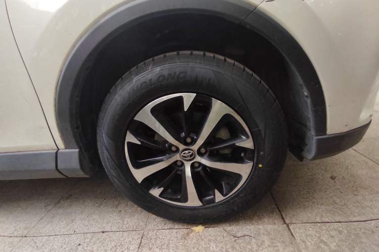 Used Toyota RAV4 2015 2.0L CVT Two-Wheel Drive Fashion Edition Right Front Wheel Hub