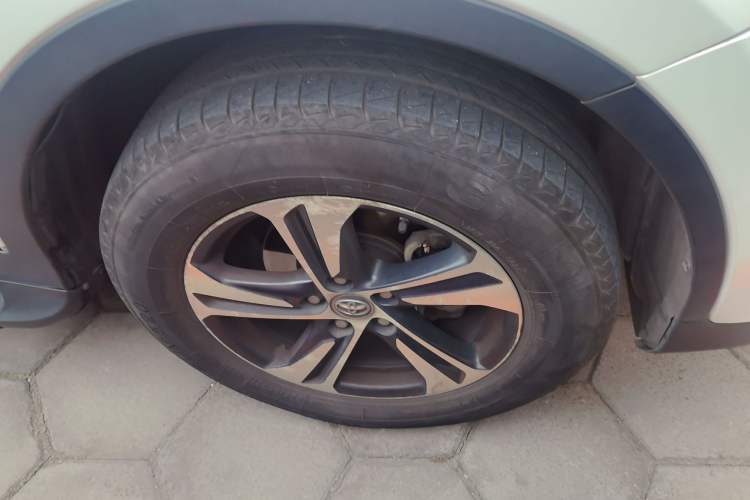 Used Toyota RAV4 2015 2.0L CVT Two-Wheel Drive Fashion Edition Right Front Wheel Hub