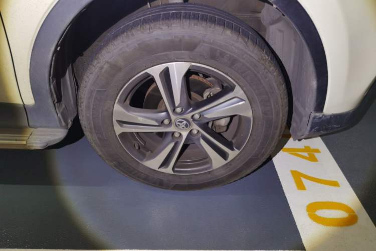 Used Toyota RAV4 2015 2.0L CVT Two-Wheel Drive Fashion Edition Right Front Wheel Hub