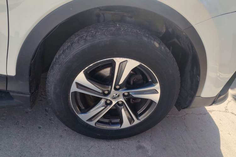 Used Toyota RAV4 2015 2.0L CVT Two-Wheel Drive Urban Edition Right Front Wheel Hub