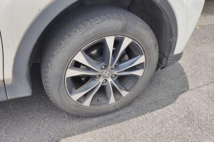 Used Toyota RAV4 2015 2.5L Automatic 4x4 Elite Edition Right Front Wheel Hub