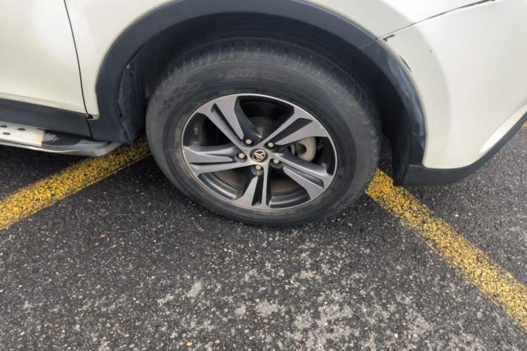 Used Toyota RAV4 2015 2.0L CVT Two-Wheel Drive Fashion Edition Right Front Wheel Hub