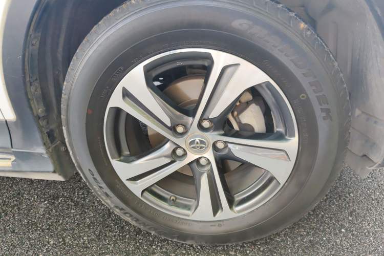 Used Toyota RAV4 2015 2.0L CVT Two-Wheel Drive Fashion Edition Right Front Wheel Hub