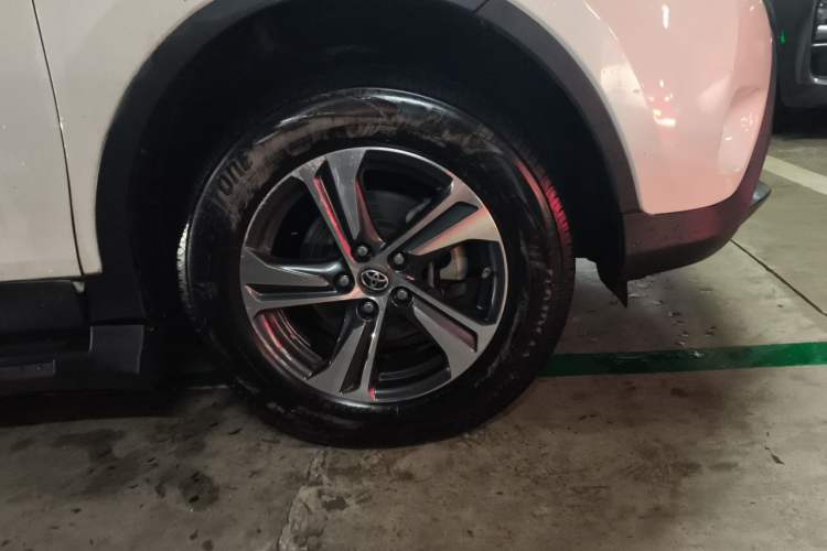 Used Toyota RAV4 2015 2.0L CVT Four-Wheel Drive New Edition Right Front Wheel Hub