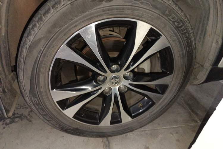 Used Toyota RAV4 2015 2.5L Automatic 4x4 Elite Edition Right Front Wheel Hub