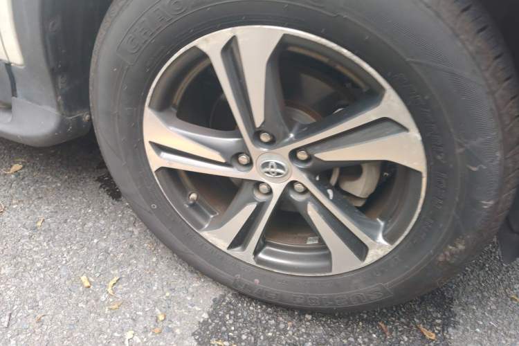 Used Toyota RAV4 2015 2.0L CVT Two-Wheel Drive Fashion Edition Right Front Wheel Hub