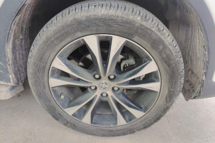 Used Toyota RAV4 2015 2.5L Automatic 4x4 Elite Edition Right Front Wheel Hub