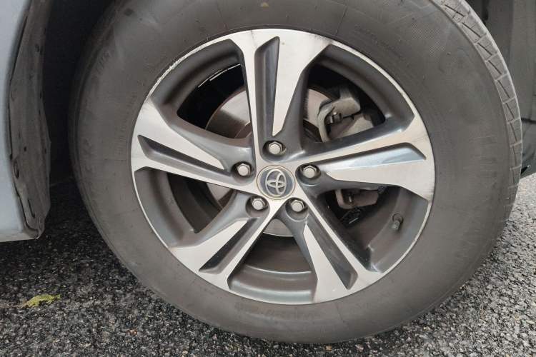 Used Toyota RAV4 2015 2.0L CVT Two-Wheel Drive Urban Edition Right Front Wheel Hub