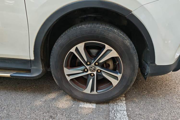 Used Toyota RAV4 2015 2.0L CVT Two-Wheel Drive Fashion Edition Right Front Wheel Hub