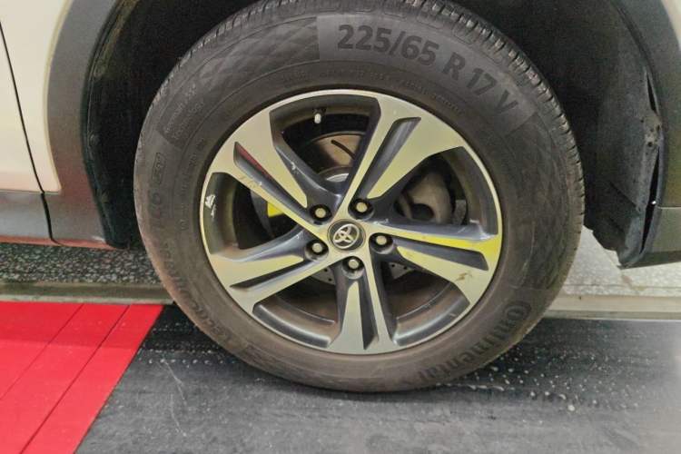 Used Toyota RAV4 2015 2.0L CVT Two-Wheel Drive Fashion Edition Right Front Wheel Hub