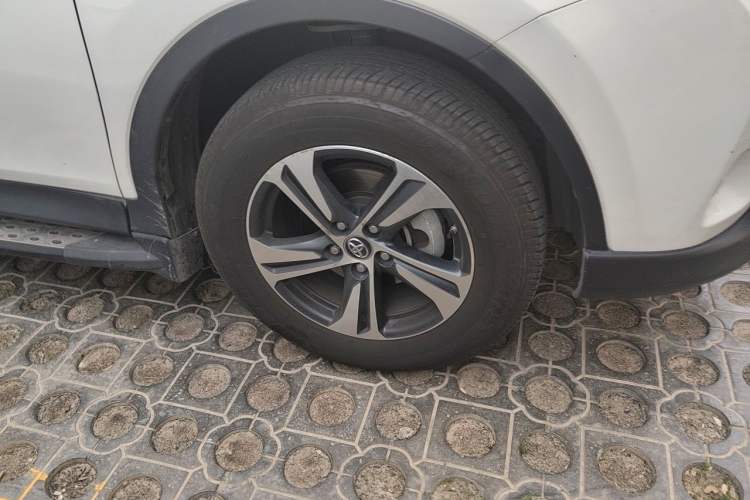 Used Toyota RAV4 2015 2.0L CVT Four-Wheel Drive New Edition Right Front Wheel Hub