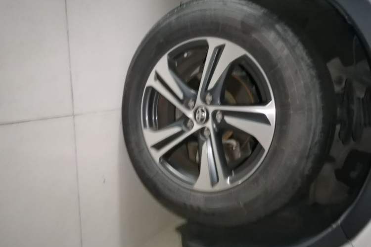 Used Toyota RAV4 2015 2.0L CVT Two-Wheel Drive Fashion Edition Right Front Wheel Hub