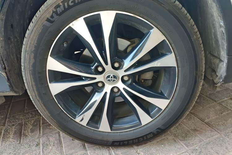 Used Toyota RAV4 2015 2.5L Automatic 4x4 Elite Edition Right Front Wheel Hub