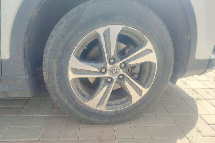 Used Toyota RAV4 2015 2.0L CVT Two-Wheel Drive Fashion Edition Right Front Wheel Hub