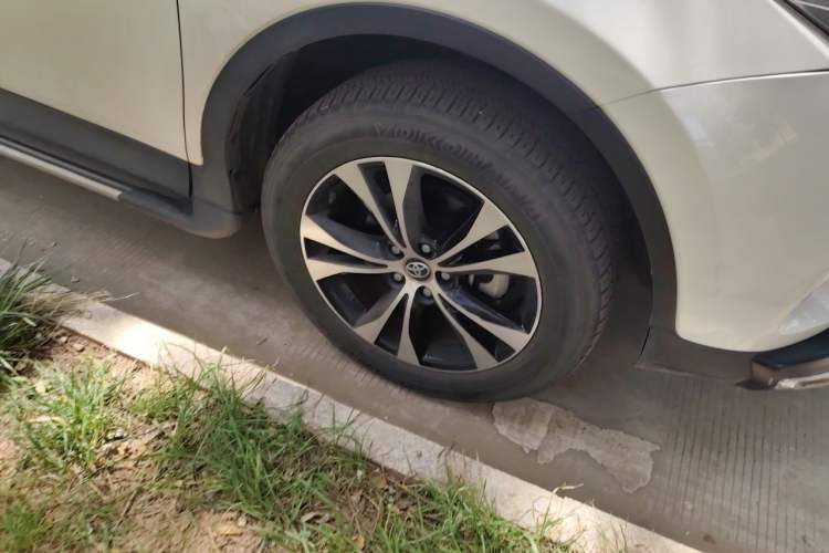 Used Toyota RAV4 2015 2.5L Automatic 4x4 Elite Edition Right Front Wheel Hub