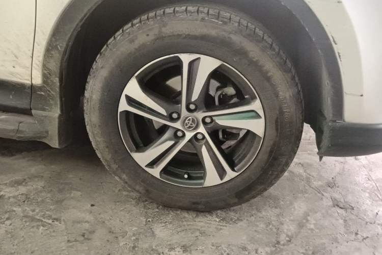 Used Toyota RAV4 2015 2.0L Manual Two-Wheel Drive Urban Edition Right Front Wheel Hub