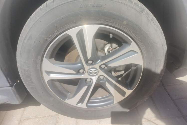Used Toyota RAV4 2015 2.0L CVT Two-Wheel Drive Fashion Edition Right Front Wheel Hub