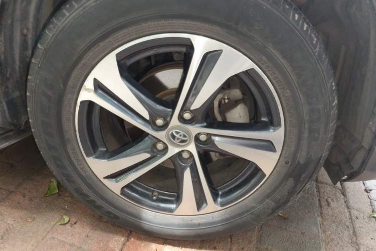 Used Toyota RAV4 2015 2.0L CVT Two-Wheel Drive Fashion Edition Right Front Wheel Hub