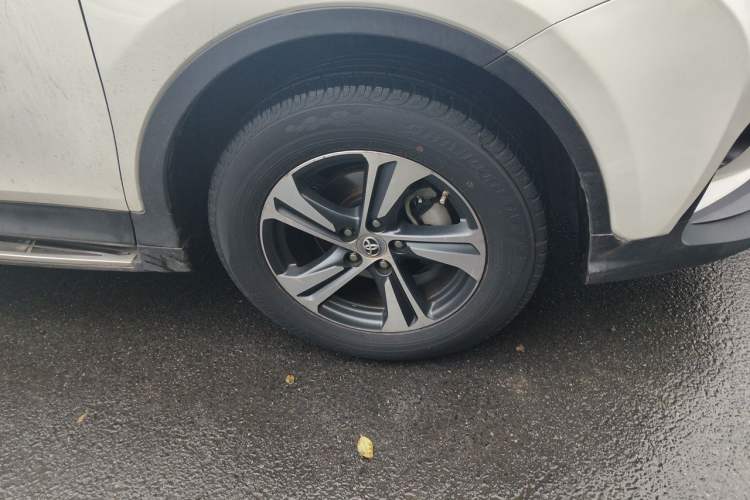 Used Toyota RAV4 2015 2.0L CVT Two-Wheel Drive Fashion Edition Right Front Wheel Hub