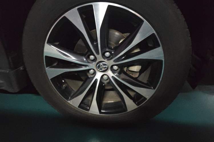 Used Toyota RAV4 2015 2.5L Automatic 4x4 Elite Edition Right Front Wheel Hub