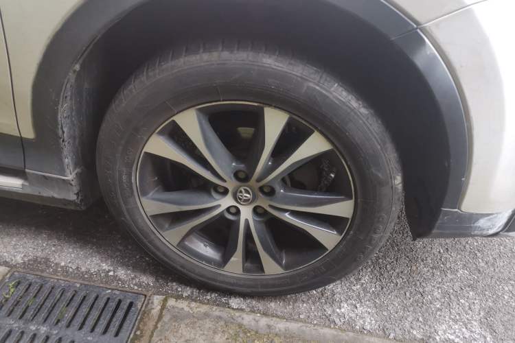 Used Toyota RAV4 2015 2.5L Automatic 4x4 Elite Edition Right Front Wheel Hub