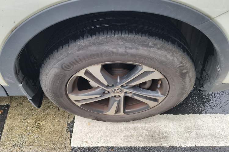 Used Toyota RAV4 2015 2.0L CVT Two-Wheel Drive Fashion Edition Right Front Wheel Hub