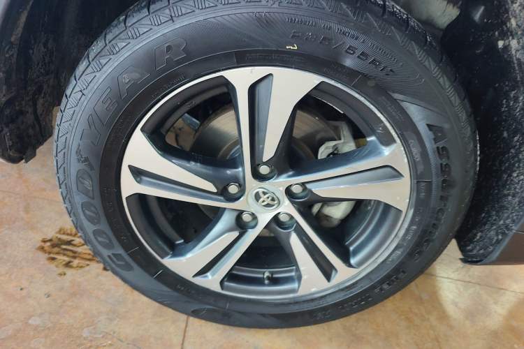 Used Toyota RAV4 2015 2.0L CVT Four-Wheel Drive New Edition Right Front Wheel Hub