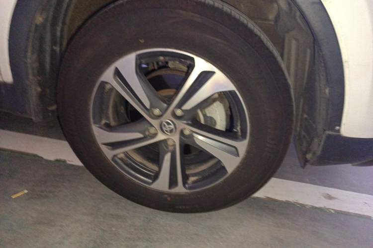 Used Toyota RAV4 2015 2.0L CVT Two-Wheel Drive Fashion Edition Right Front Wheel Hub