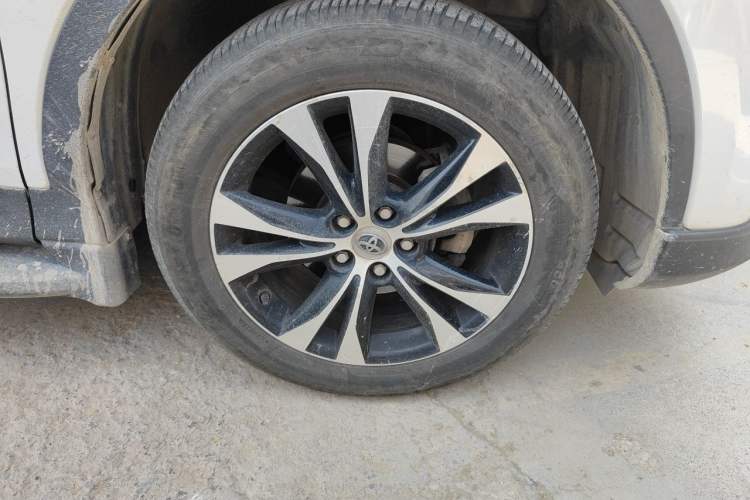 Used Toyota RAV4 2015 2.5L Automatic 4x4 Elite Edition Right Front Wheel Hub