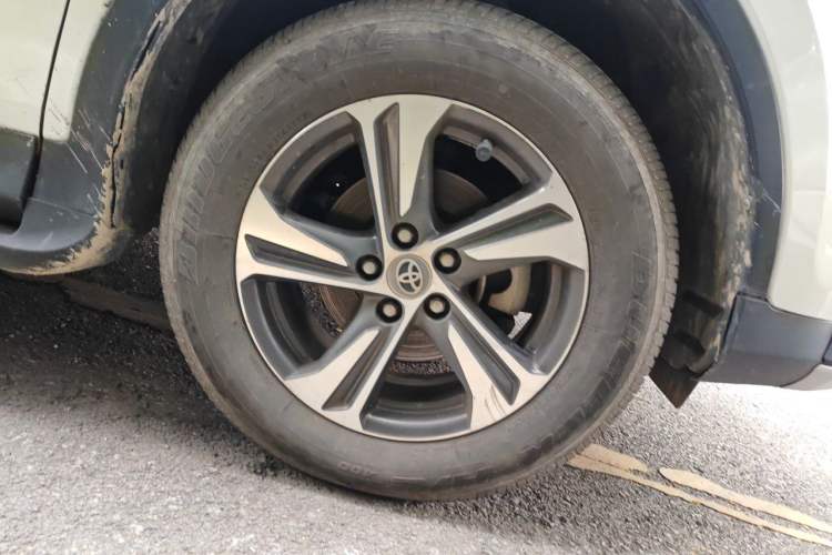 Used Toyota RAV4 2015 2.0L CVT Two-Wheel Drive Fashion Edition Right Front Wheel Hub