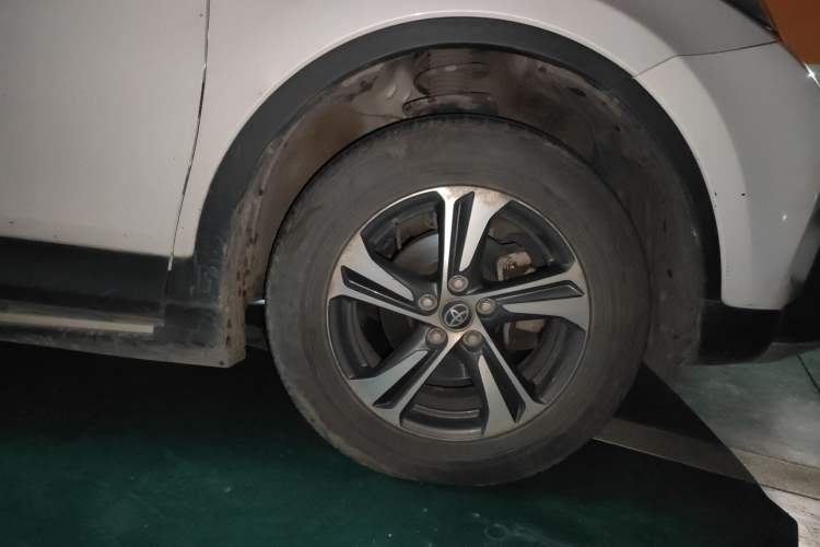 Used Toyota RAV4 2015 2.0L CVT Two-Wheel Drive Fashion Edition Right Front Wheel Hub
