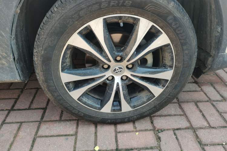 Used Toyota RAV4 2015 2.5L Automatic 4x4 Elite Edition Right Front Wheel Hub