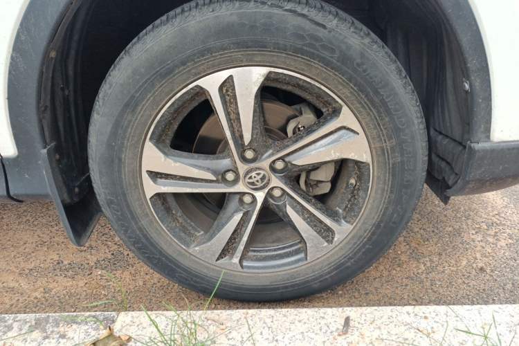 Used Toyota RAV4 2015 2.0L CVT Two-Wheel Drive Fashion Edition Right Front Wheel Hub