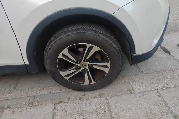 Used Toyota RAV4 2015 2.0L CVT Two-Wheel Drive Fashion Edition Right Front Wheel Hub