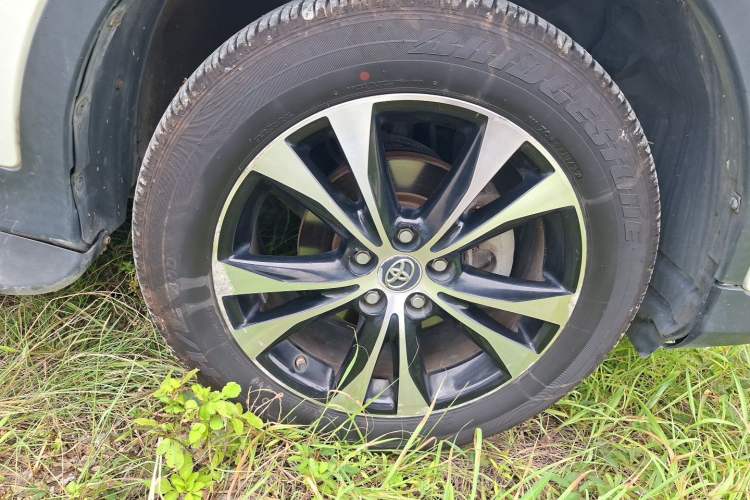Used Toyota RAV4 2015 2.5L Automatic 4x4 Elite Edition Right Front Wheel Hub