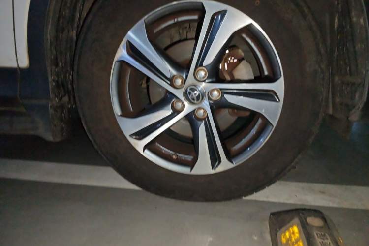Used Toyota RAV4 2015 2.0L CVT Four-Wheel Drive New Edition Right Front Wheel Hub