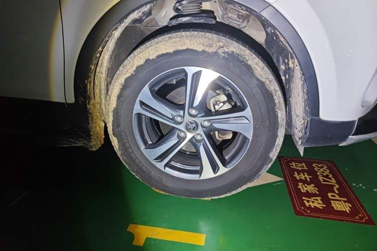 Used Toyota RAV4 2015 2.0L CVT Two-Wheel Drive Fashion Edition Right Front Wheel Hub