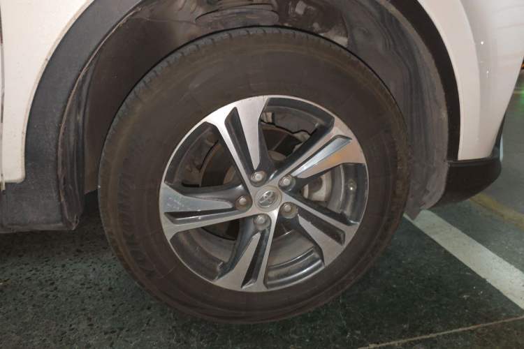 Used Toyota RAV4 2015 2.0L CVT Two-Wheel Drive Fashion Edition Right Front Wheel Hub
