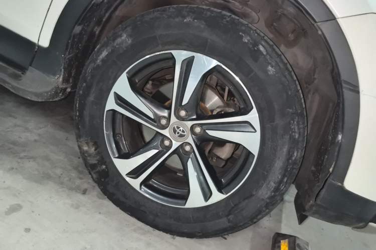 Used Toyota RAV4 2015 2.0L CVT Two-Wheel Drive Fashion Edition Right Front Wheel Hub